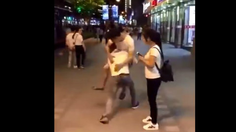 中国小伙恶搞路人,估计坟头草都有一米多高了!哈哈